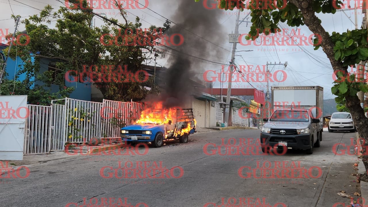 Camioneta arde en llamas en los “Palomares”.  *Un corto circuito fue la presunta causa según vecinos quienes intentaron sofocar el fuego sin tener éxito.