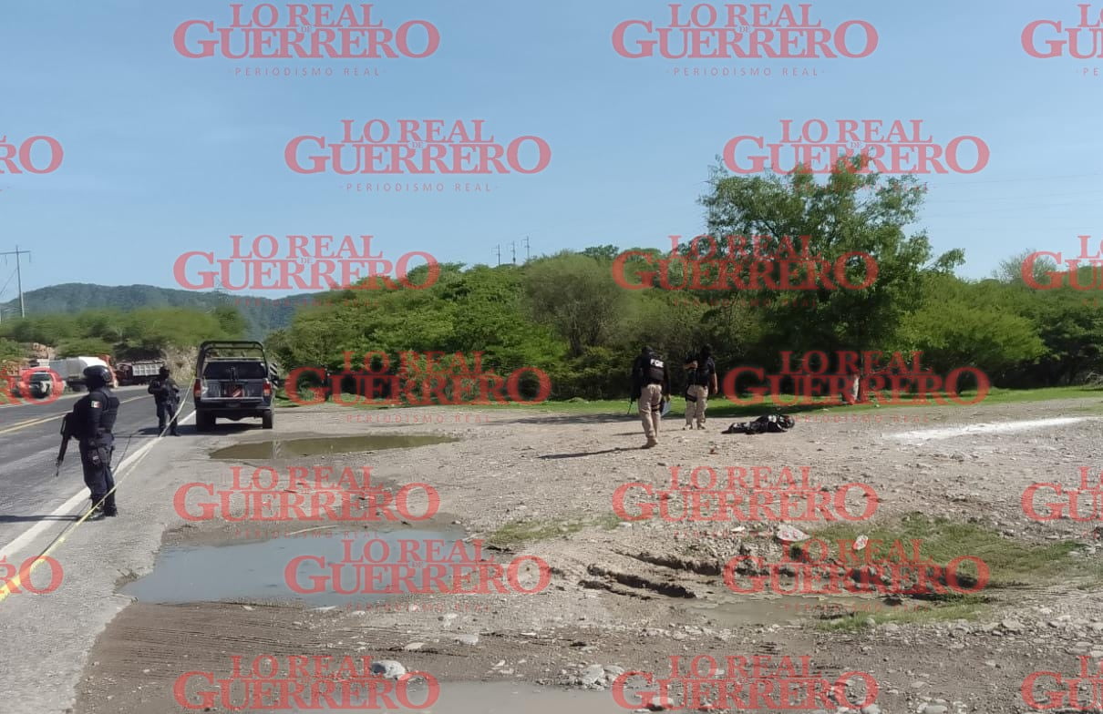 Dejan a un hombre desmembrado a orilla de la carretera México-Acapulco, en Mezcala  *** En una cartulina, advierten que eso le va a pasar a todos los que anden robando motos y metiéndose a las casas