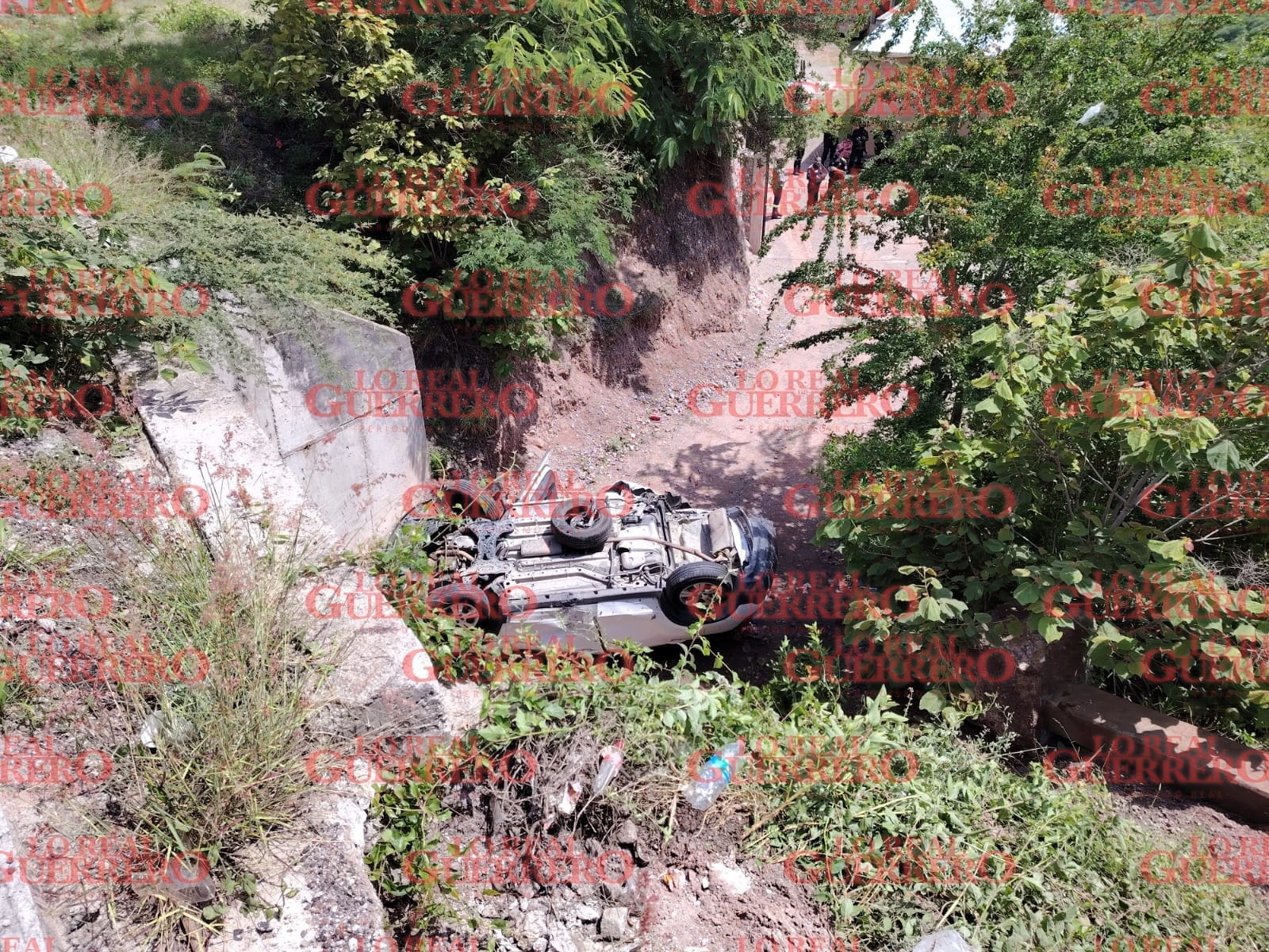 Se accidenta familia de Acapulco, al norte de Chilpancingo; hay una mujer muerta y 4 heridos