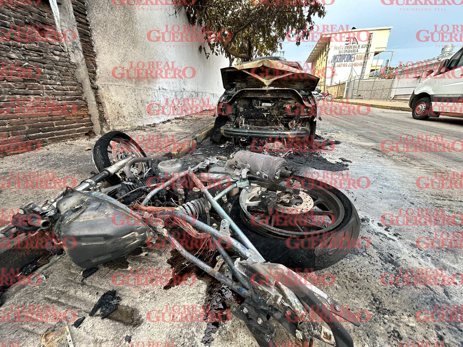 Arden en llamas un coche y una moto; se desconoce la causa