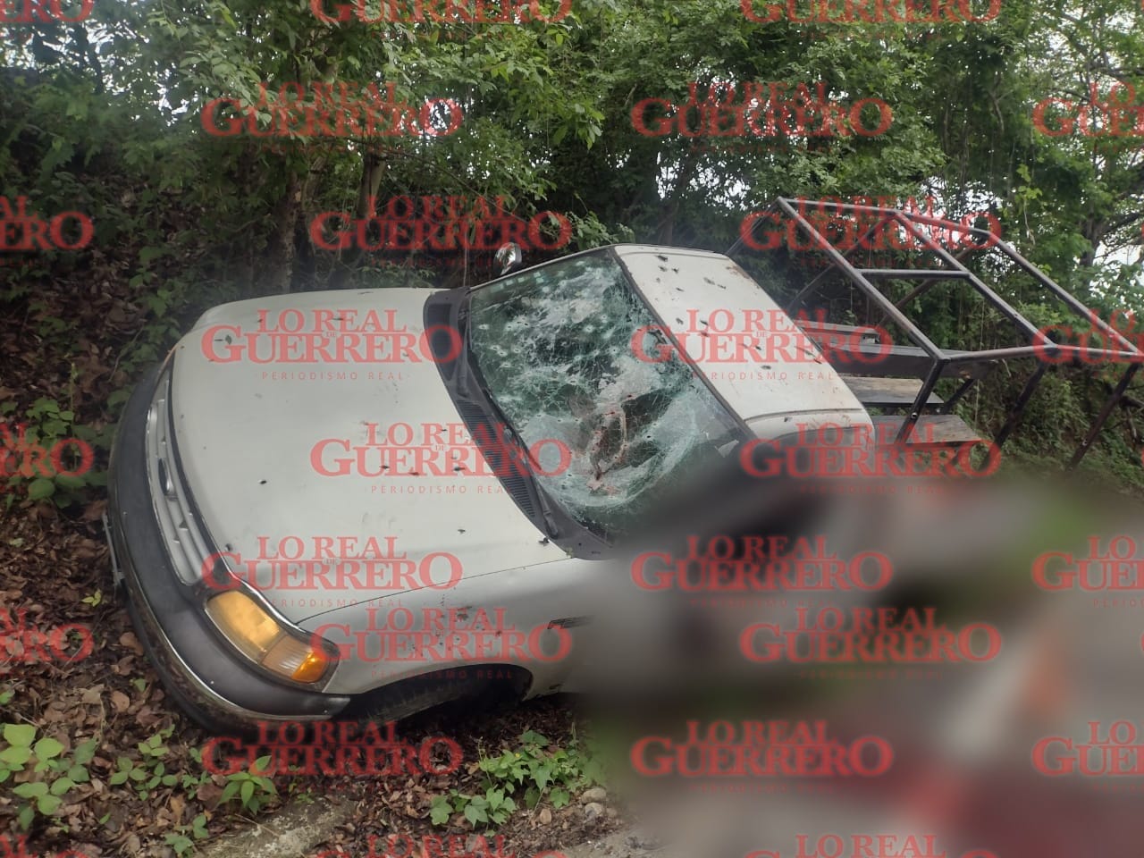 Emboscan a policías comunitarios de la UPOEG en la carretera Tierra Colorada-Ayutla; hay 7 muertos y un herido