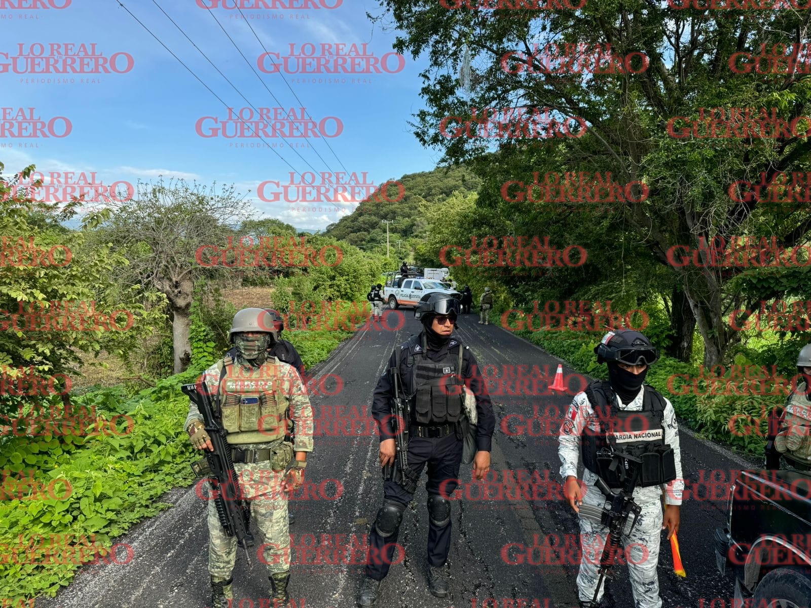 Hallan decapitado a chófer de una urvan de la ruta El Palmar-Chilpancingo; familiares se llevan el cadáver  *** El hallazgo lo confirmaron las autoridades, cerca de Atlixtac, municipio de Leonardo Bravo; a la urvan le fue dejada una manta con mensaje
