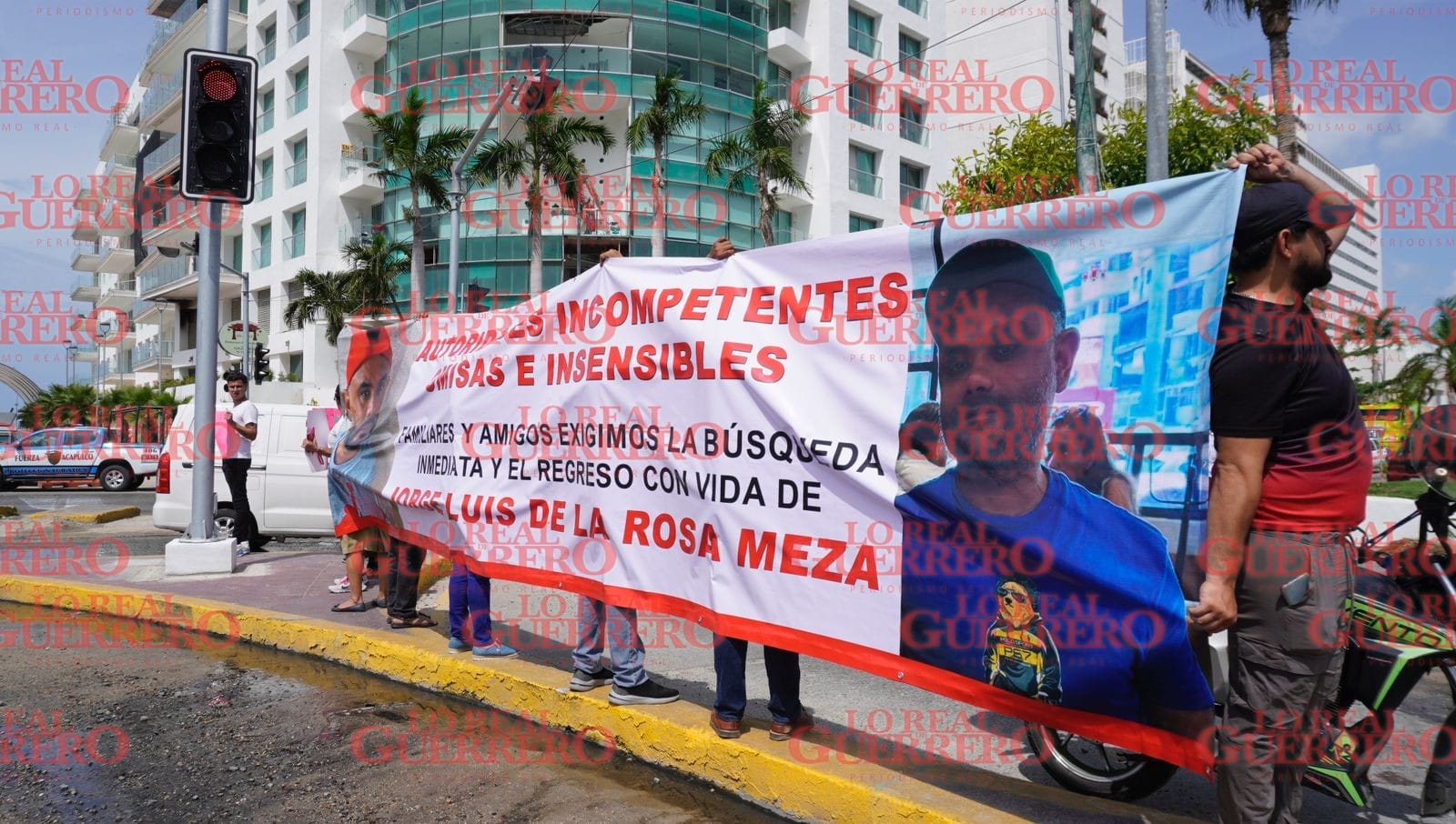 Bloquearon la costera familiares de abogado desaparecido en Acapulco