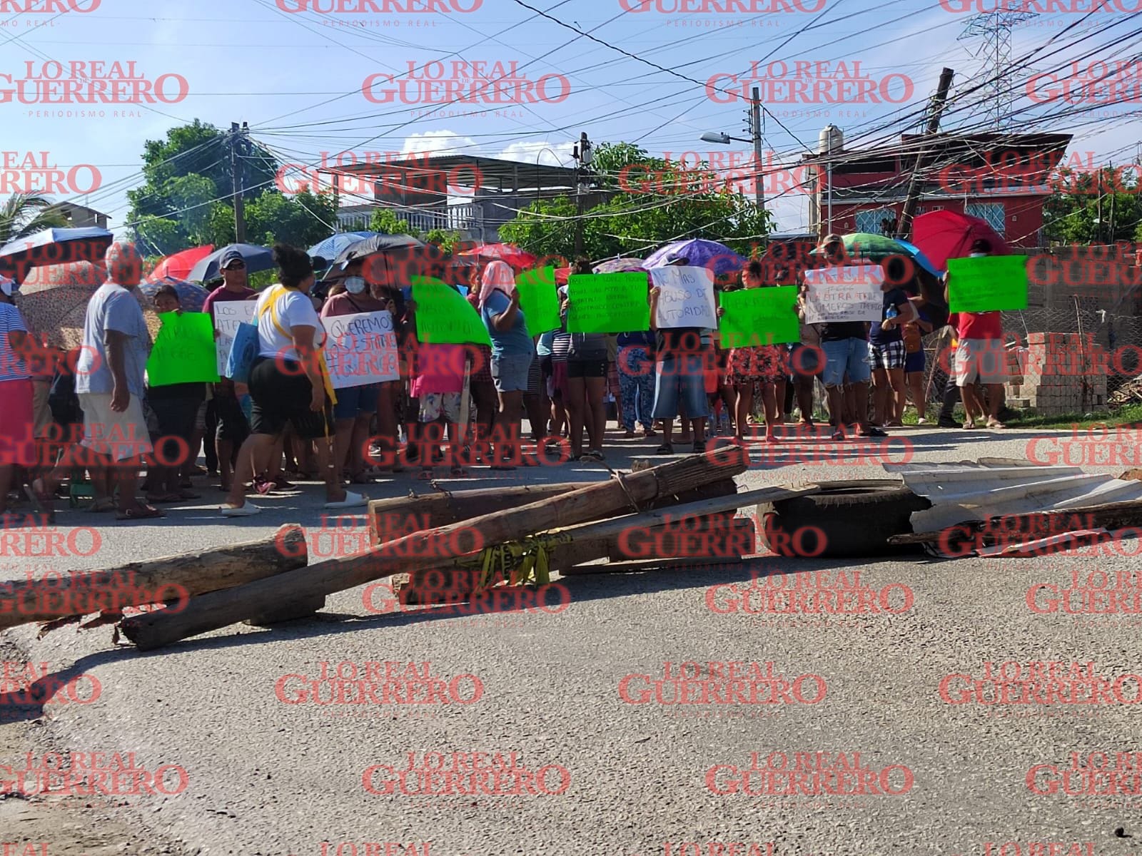 Bloquean en Tunzingo para denunciar presuntos abuso de Policía Estatal  *Los quejosos aseveran que uniformados están intimidando a pobladores inocentes, además de que le dispararon a un sujeto sin motivo aparente