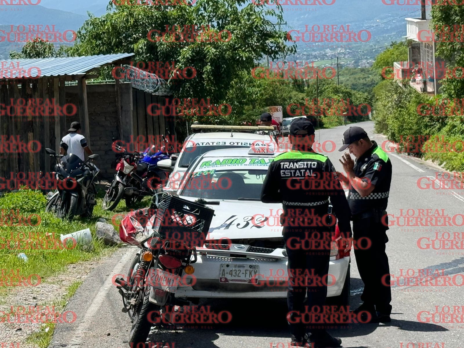 Motociclista invade carril y se impacta contra un taxi, en la Chilpancingo-Amojileca