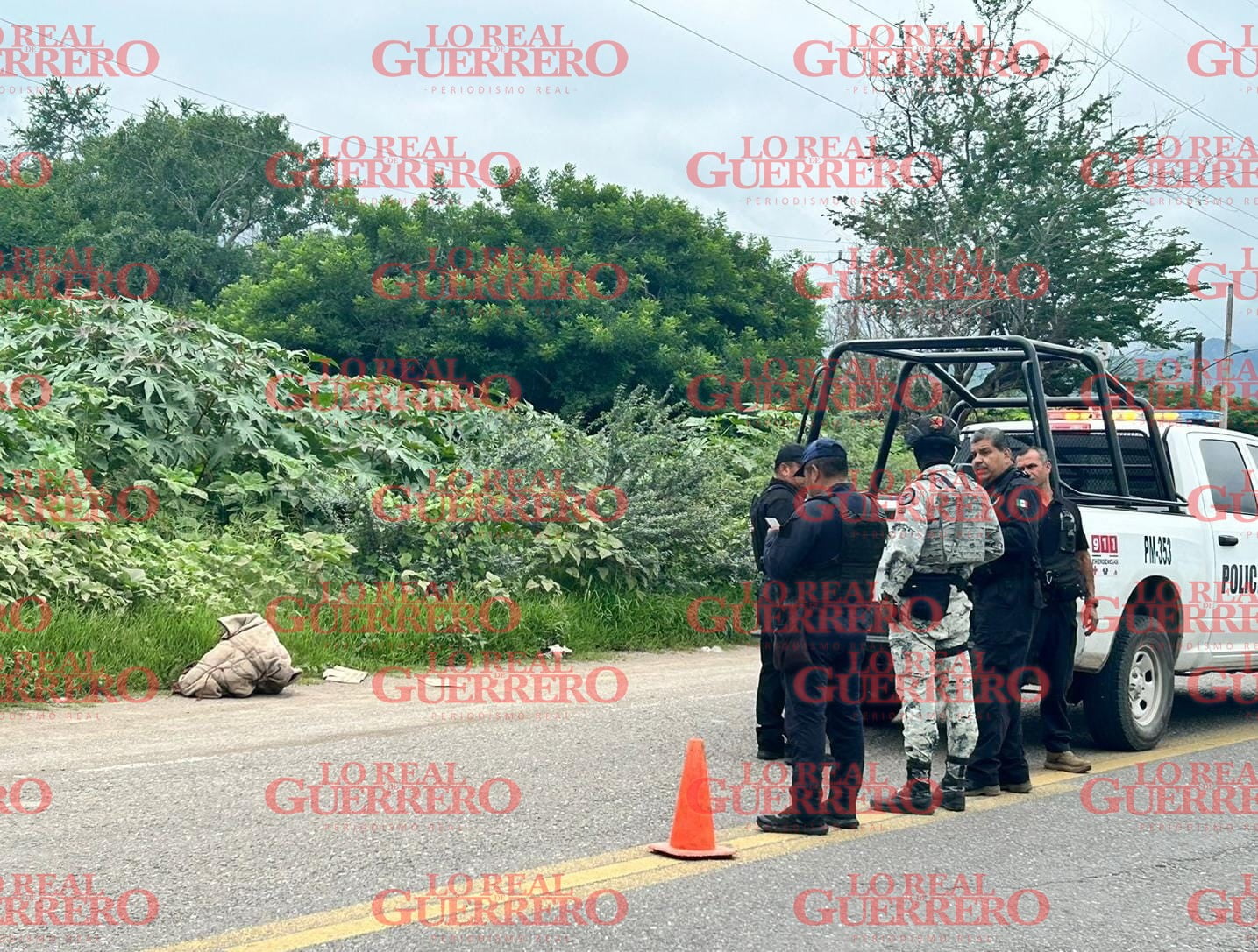 Hallan restos humanos envueltos en una cobija, sobre la carretera Iguala-Taxco