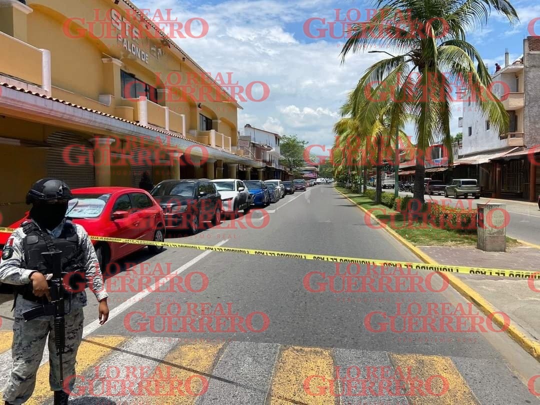 Ataque armado en pleno centro de Zihuatanejo deja dos muertos y un herido