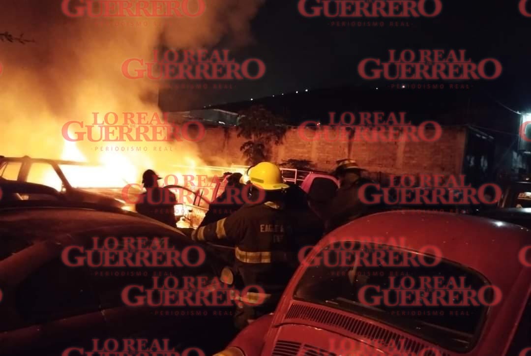 Inusuales incendios en Chilpancingo dejan daños materiales en una vivienda, un garaje y un taller mecánico  *** Se contabilizan 8 vehículos y una motocicleta quemados