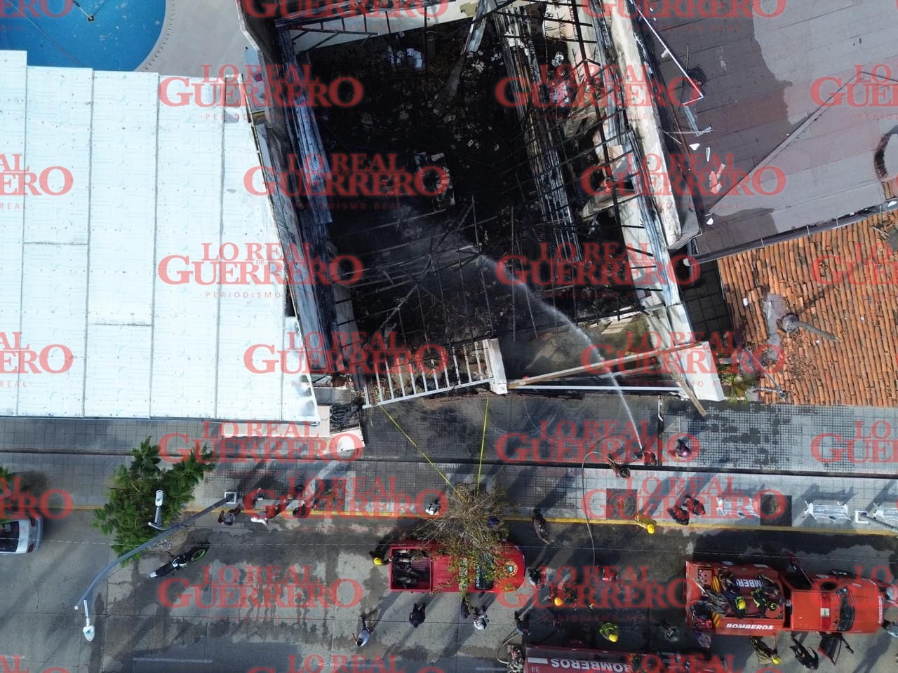 En perdida total palapa que ardió en llamas en la costera  Encargados del lugar que estaba en remodelación revelaron que las chispas de soldadura fueron la presunta causa del fuego.