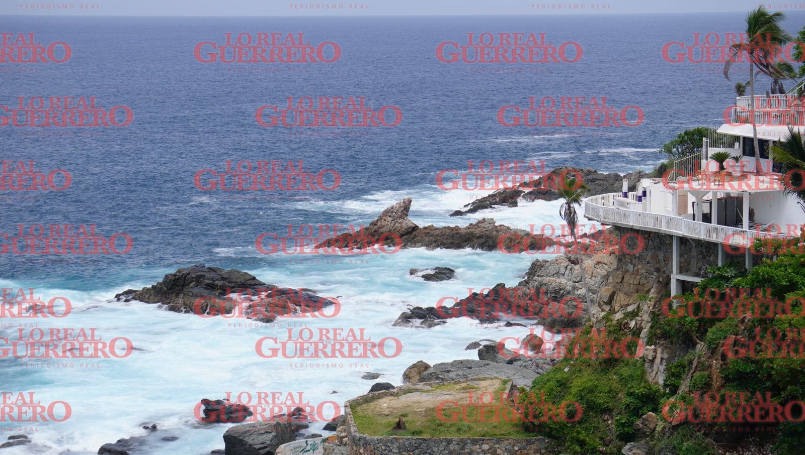 Muere acapulqueño que se dedicaba a extraer algas y cucarachas en el mar  *Ciudadanos y autoridades rescataron su cadáver en la llamada “Poza Azul, frente a la colonia Jardín.