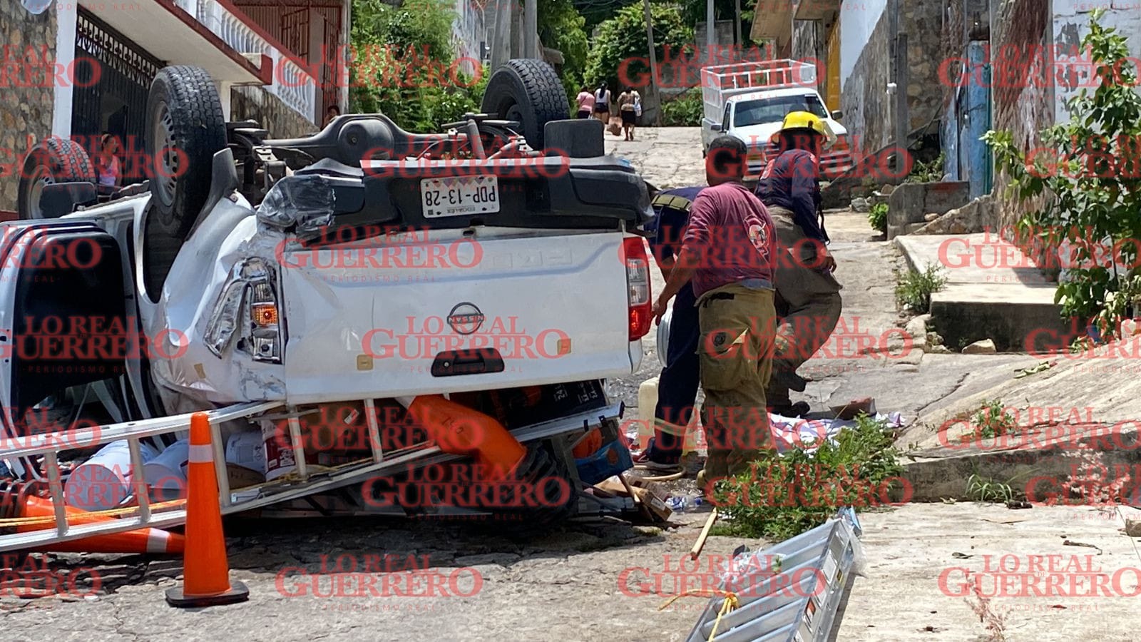 Se accidentan “Servidores de la Nación”, en la Libertad  *Volcó la camioneta donde se trasladaban mientras realizaban trabajos del programa “Pintando Acapulco”.