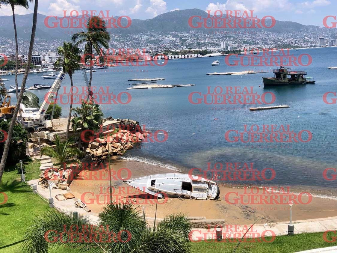 Exhiben derrame de combustibles en playa “Larga”  *Particulares sacaron una embarcación y sin las debidas precauciones la hicieron pedazos, propiciando el derrame de hidrocarburos sobre el área, señalan vecinos.