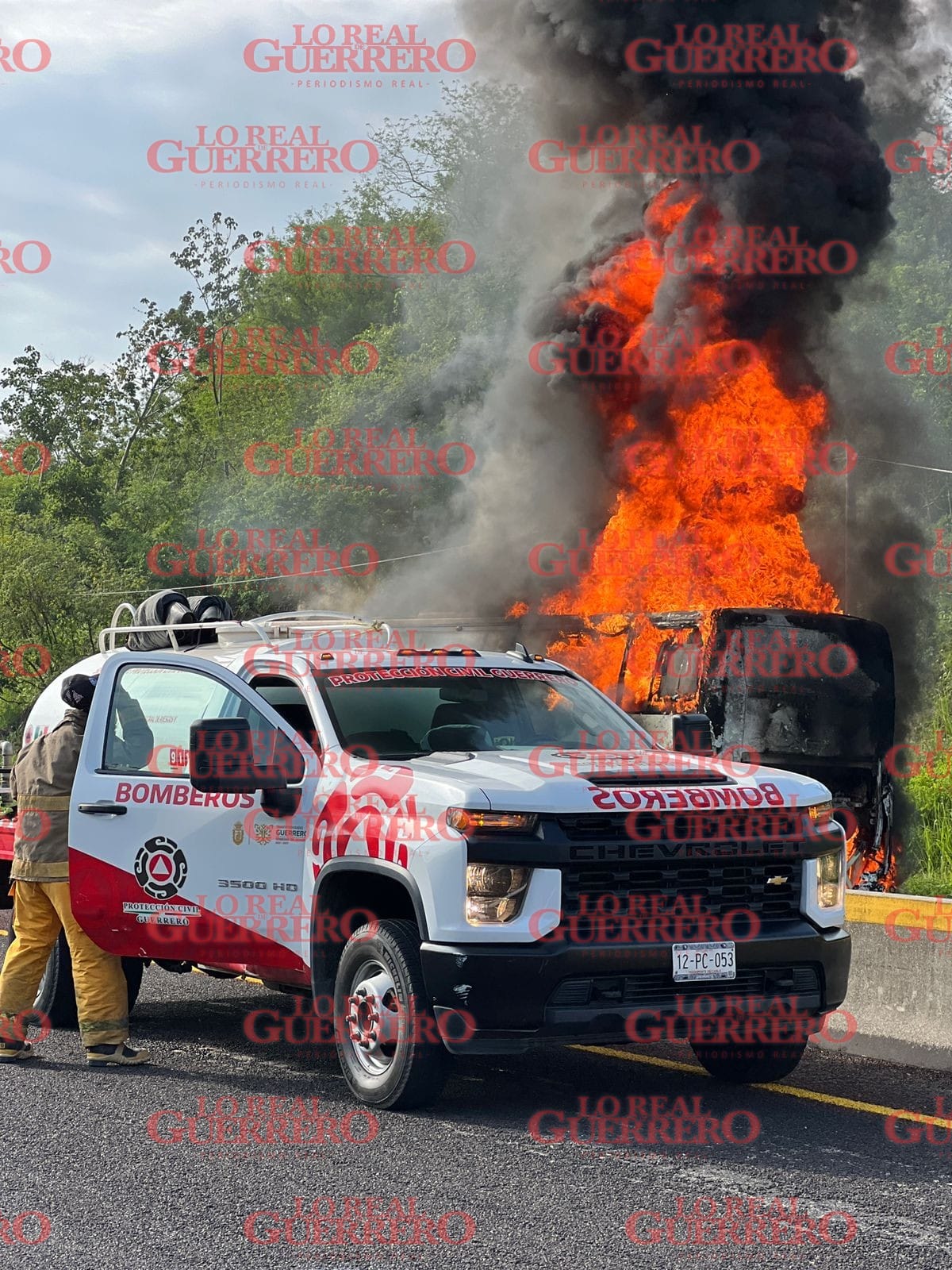 Se incendia autobús en el que viajaban testigos de Jehová, sobre Viaducto Diamante, Acapulco  *** Autoridades confirman solo daños materiales
