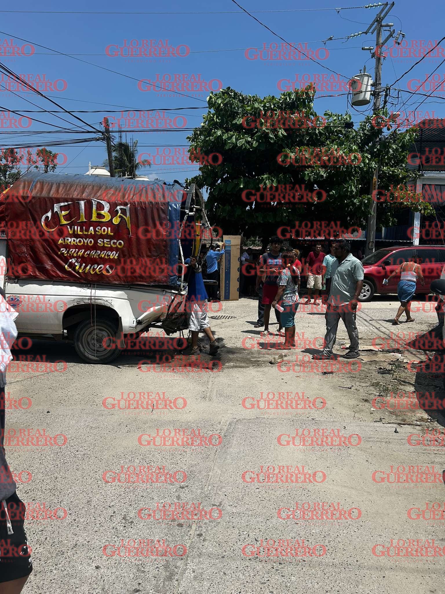 Volcadura de camioneta pasajera deja 12 lesionados  *La unidad motriz presuntamente se quedó sin frenos en la colonia Arroyo Seco.