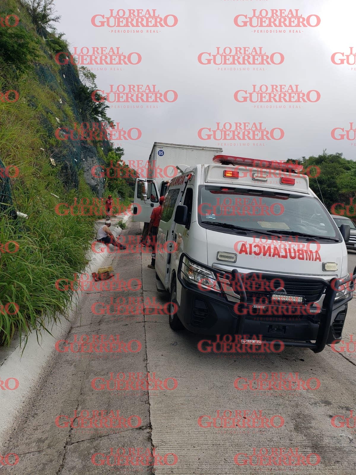 Explota neumático en la cara de conductor de camión en la Autipista del Sol  *El chofer resultó con heridas que fueron atendidas en el sitio, reportan autoridades de Protección Civil.