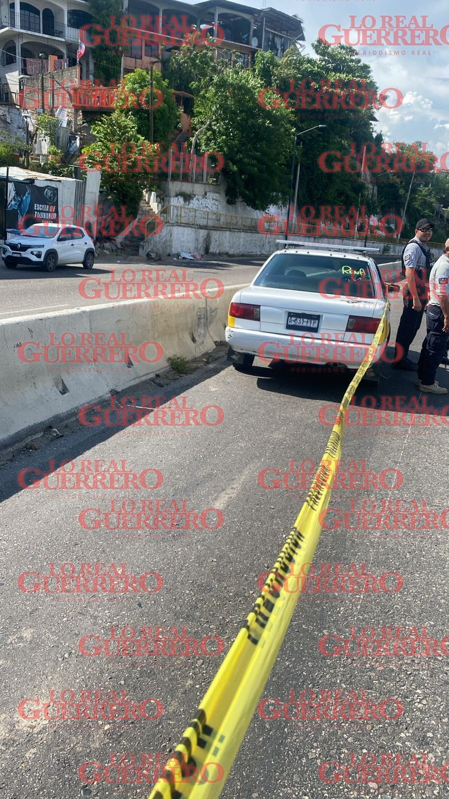 Balean a chofer de taxi colectivo  *La víctima se va caminando por la carretera México-Acapulco para buscar auxilio médico.