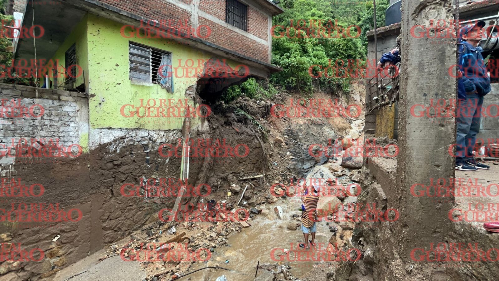 Mueren tres personas sepultadas por deslave  *Estaban dentro de sus domicilios en la colonia Lázaro Cárdenas cuando la corriente entró a las viviendas.