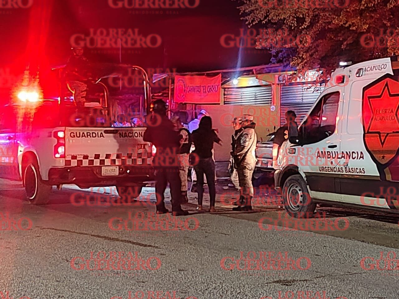 Matan a 5 personas en el Cayaco  *Son cuatro hombres y una mujer quienes fueron atacados a tiros afuera de un taller mecánico sobre la carretera federal Acapulco-Pinotepa Nacional.