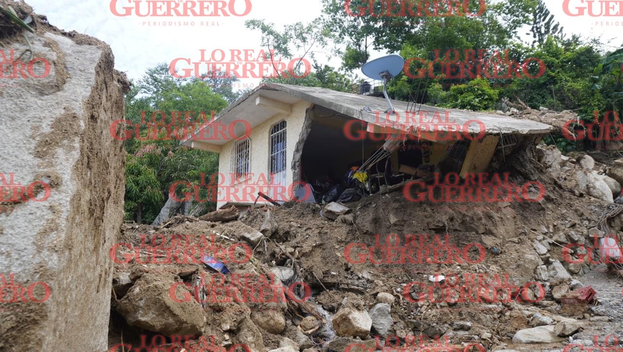 Brigada rotaría de búsqueda y rescate provenientes de la Ciudad de México  Buscan extremidades de un hombre que murió en deslave  *El hombre vivía en la colonia Ampliación La Libertad en donde fue sepultado por el deslave del cerro al igual que una vecina, pero solo encontraron una parte del cadáver.