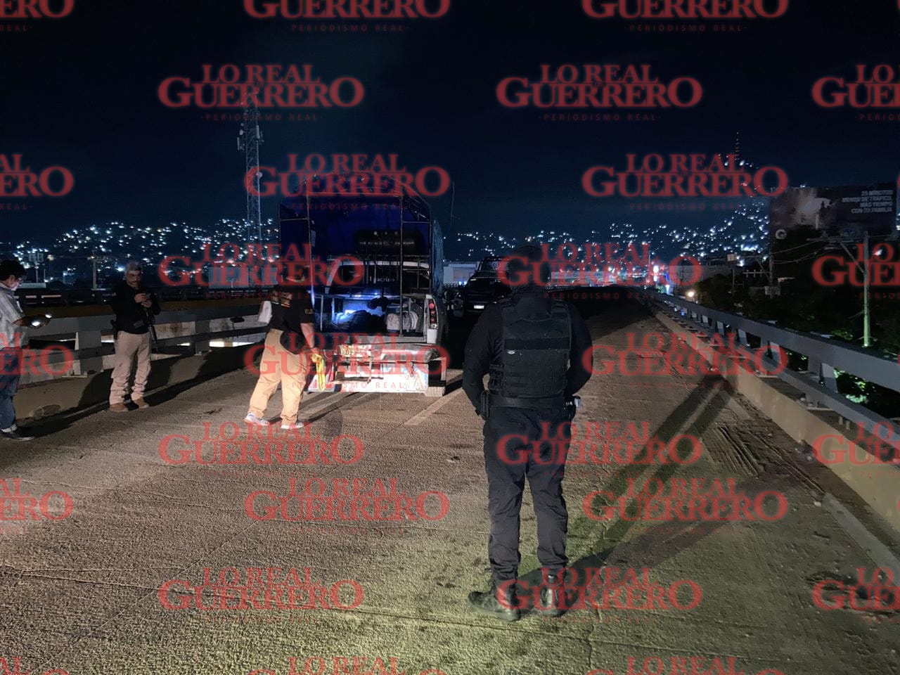 Abandonan camioneta con restos humanos  *El vehículo del transporte público fue dejado sobre el paso a desnivel del bulevar Vicente Guerrero.