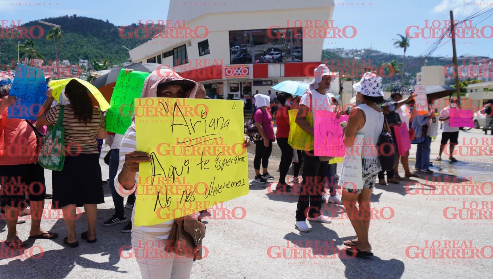Van cuatro horas de caos por bloqueo  *Pese a que no está interrumpida totalmente la circulación, las filas de vehículos es muy larga.