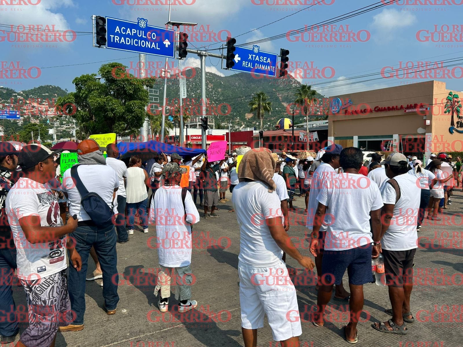 Caos vial en la zona diamante de Acapulco por bloqueo  *Prestadores de servicios turísticos exigen apoyo económico al gobierno federal ante la falta de empleo.