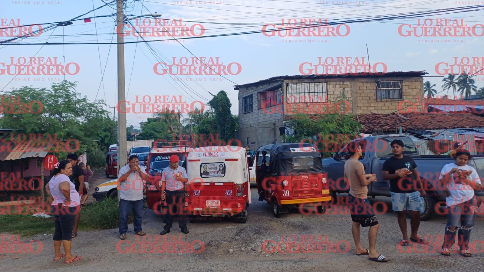 Bloquean carretera Acapulco-Zihuatanejo  *Manifestantes exigen apoyos por ser damnificados por el paso del huracán John.