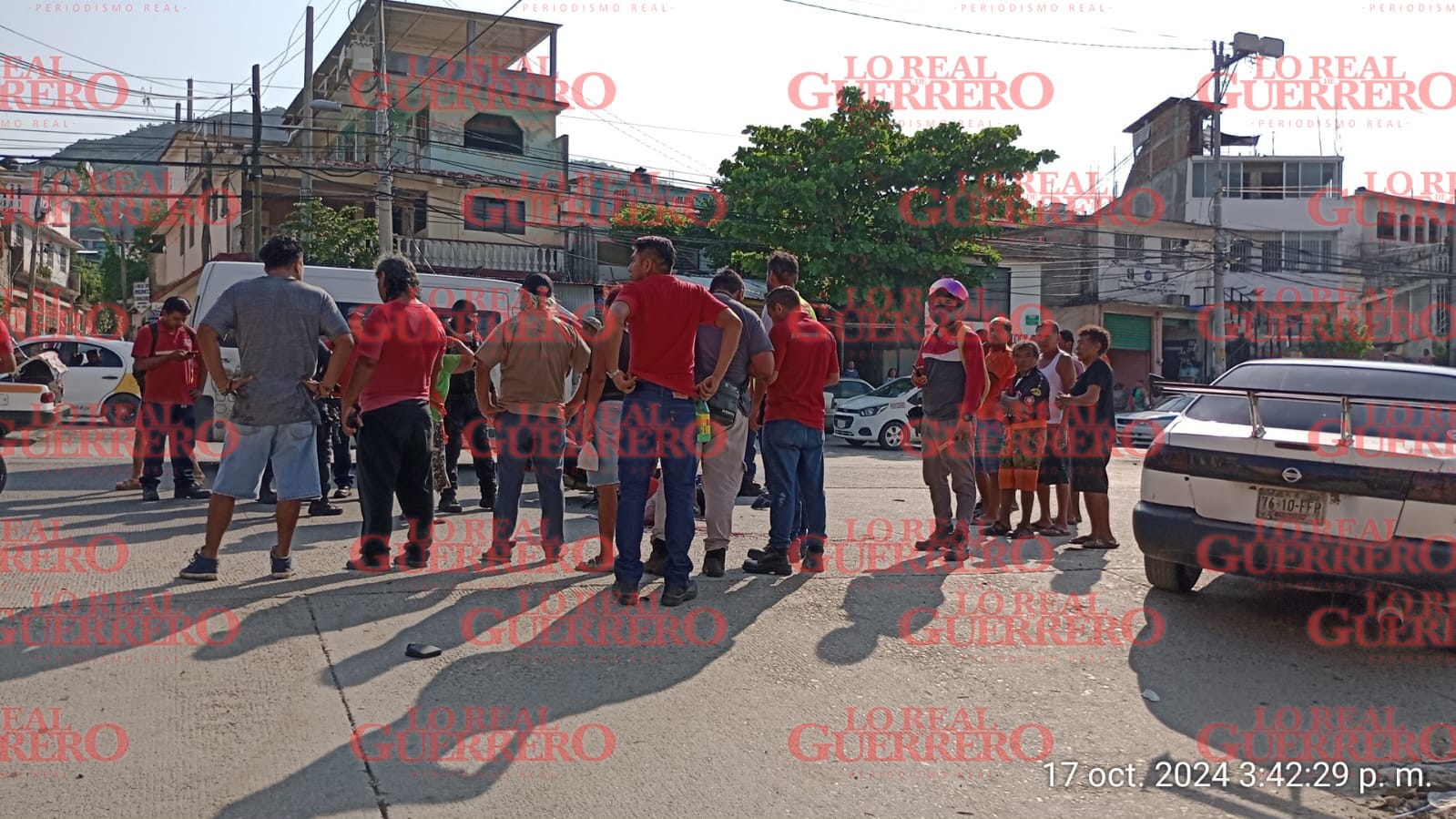 Choque deja pareja de motociclistas lesionados  *Son presuntos trabajadores de una empresa refrésquela quienes viajaban por el bulevar Lázaro Cardenas.