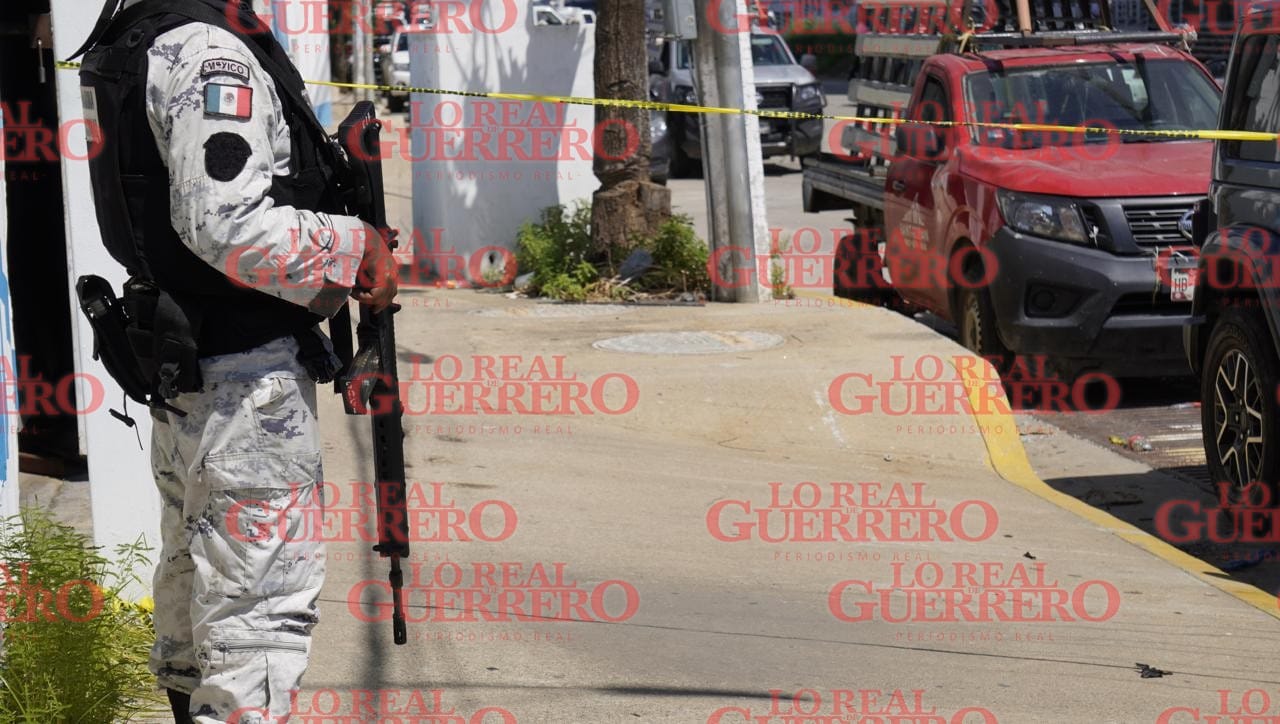 Lo atacan afuera del “edificio inteligente”  *La víctima quedó tendida en la entrada a la Secretaría de Salud federal.