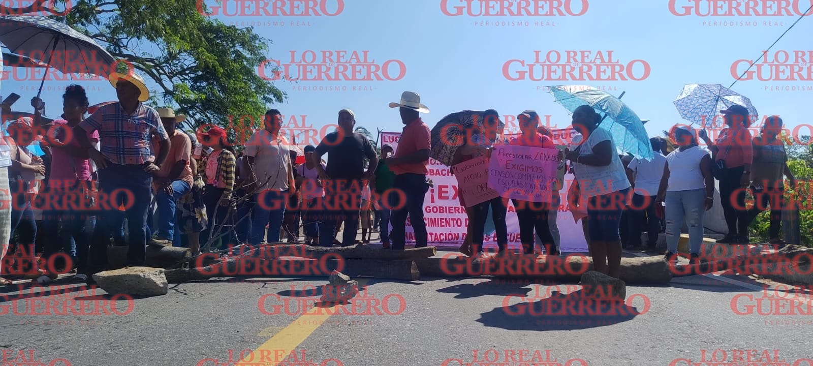 Cumple 10 horas bloqueo en Costa chica  *Pobladores y docentes exigen atención por parte de las autoridades de bienestar federal ante los estragos que dejó “John”.