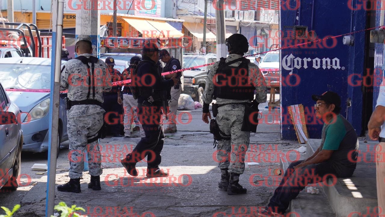 Hieren a masculino frente al “tamarindo”  *La víctima recibió dos impactos de arma de fuego cuando se encontraba en la banqueta.