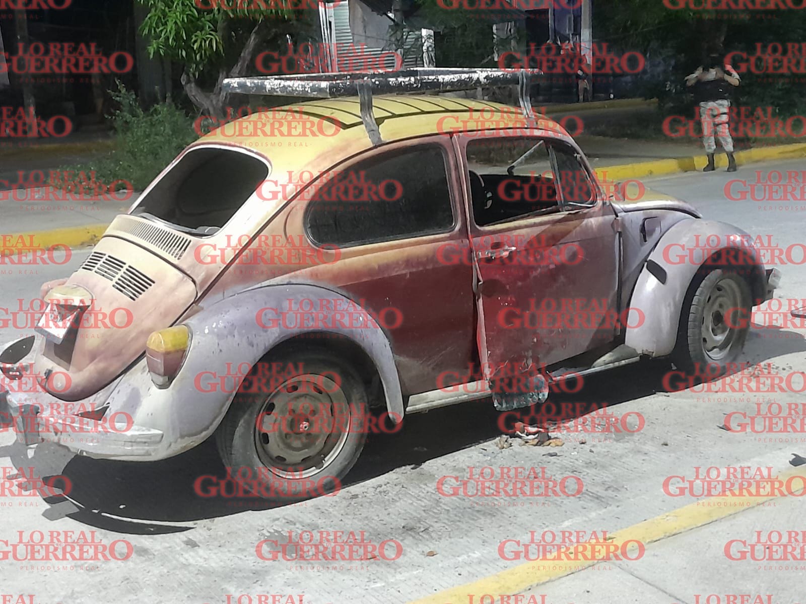 Dejan auto con bombas molotov cerca del MP de la colonia Zapata, en Acapulco  *** Uno de los 3 artefactos explosivos detonó