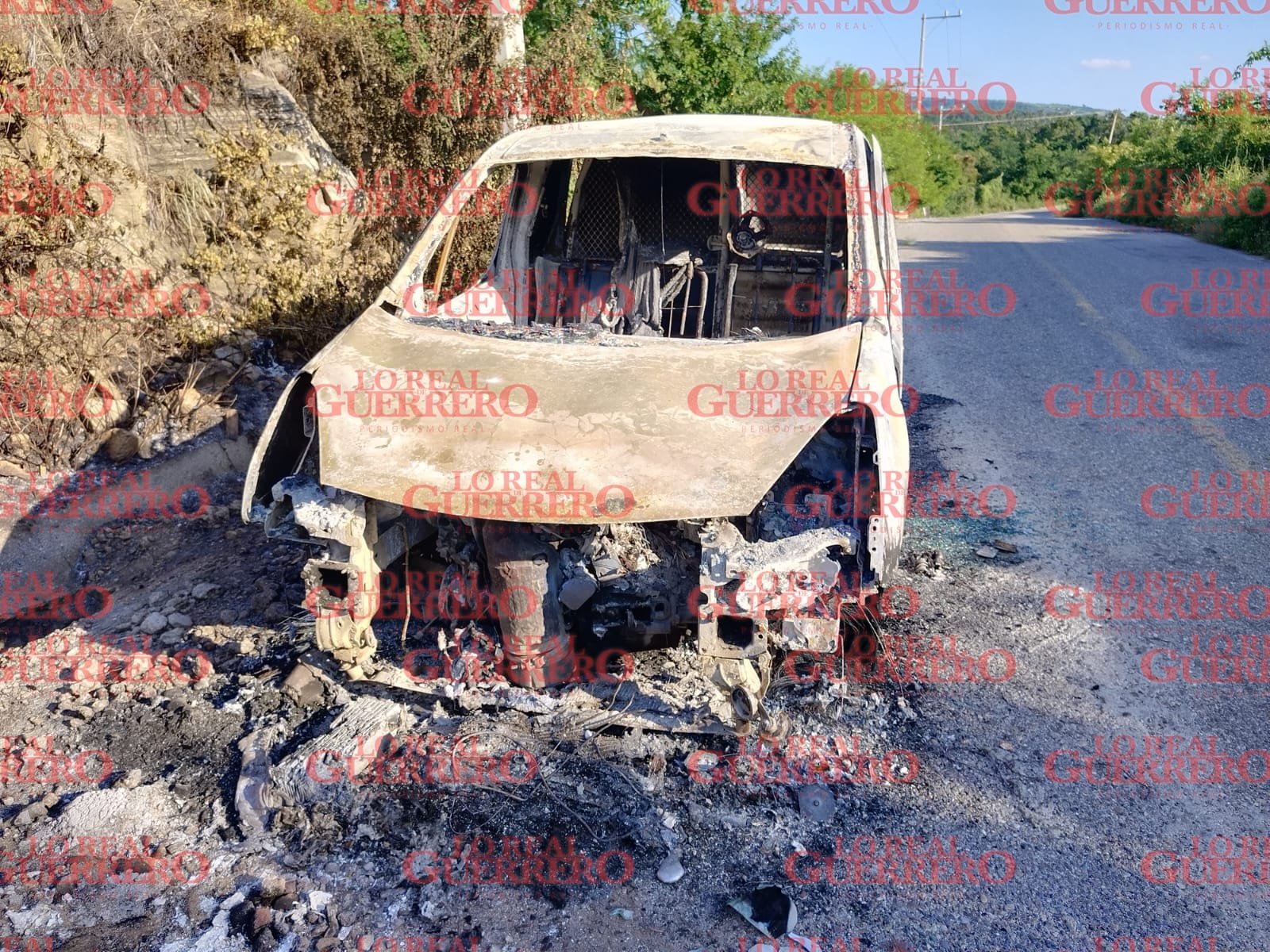 Localizan camioneta calcinada en San Isidro Gallinero  *Fue encontrada por trabajadores de la construcción que pasaban por esa zona.
