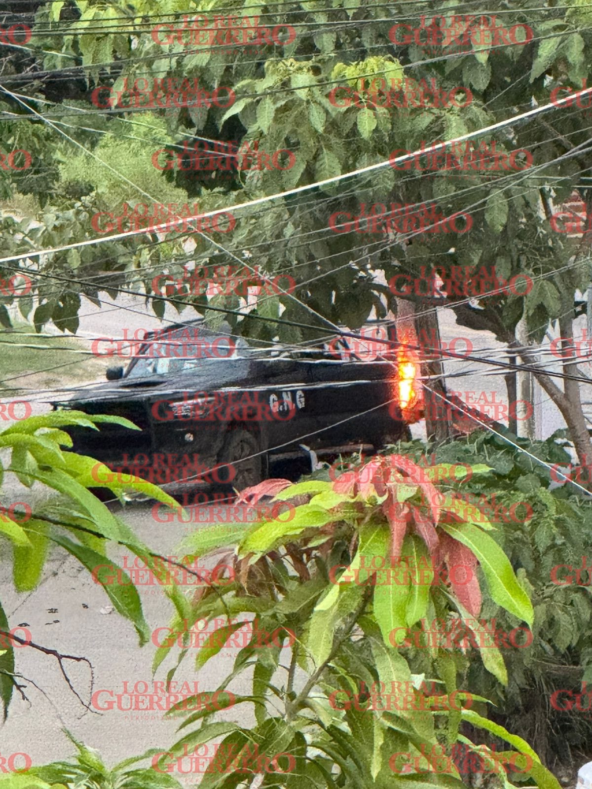 Civiles armados protagonizan persecución y balaceras en Tecpan de Galeana  *** Ejército Mexicano abate a 3 presuntos delincuentes y detiene a varios de ellos  *** Los mismos sujetos rafaguean una patrulla de la Policía Municipal y asesinan a un agente