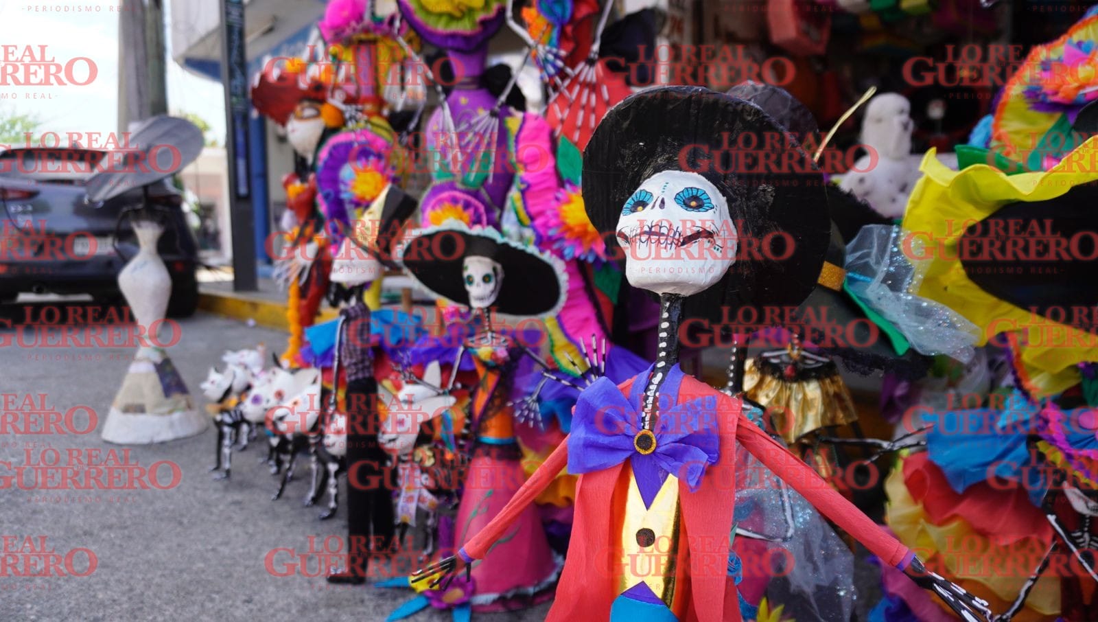 A la baja venta de catrinas de papel en la Progreso  *La baja economía en el puerto propiciada por la falta de turismo se reciente hasta en los comerciantes de piñatas, aseguran fabricantes.