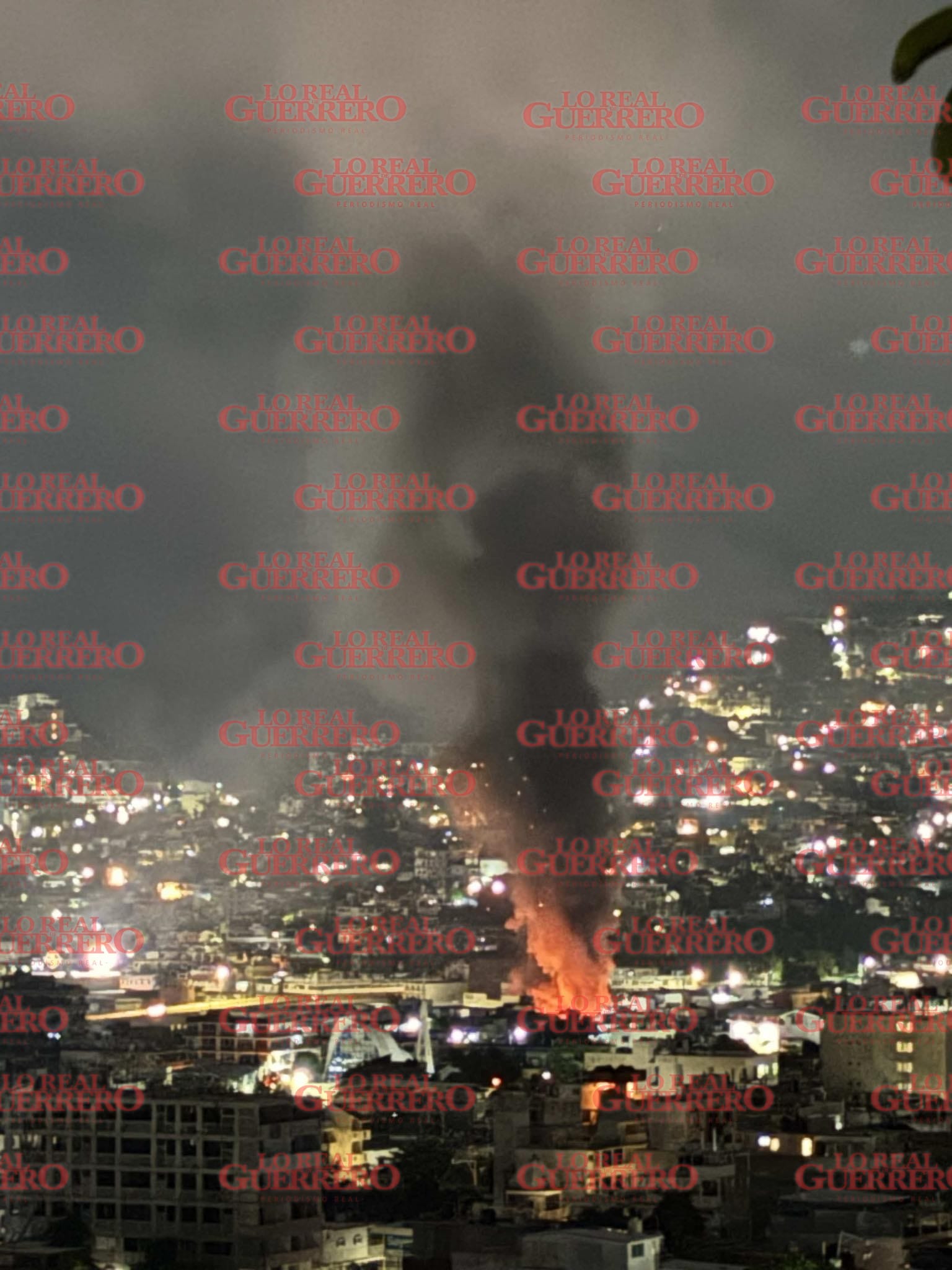 Arden en llamas comercios del Mercado Central  *Fueron consumidos decenas de locales que pertenecían a los comerciantes.