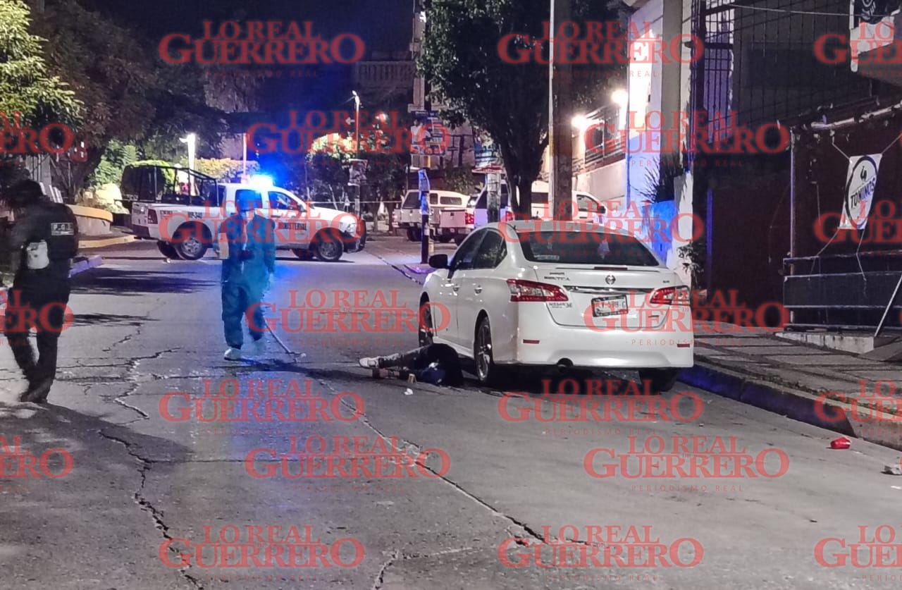 Matan a un joven sobre avenida Lázaro Cardenas, en Chilpancingo  *** Al occiso le fue hallado un cargador abastecido de arma corta entre sus ropas, indicio que fue asegurado por peritos de la FGE  Leopoldo Calderón
