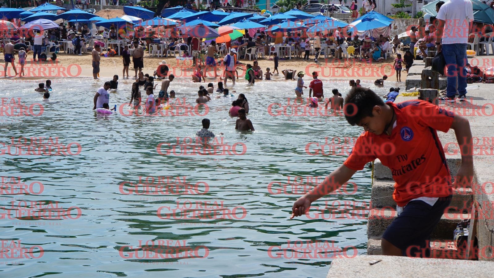 Turistas llenan principales playas del Acapulco tradicional  *Prestadores de servicios turísticos consideran como “alagadoras” las cifras de ocupaciones hotelera este fin de semana.
