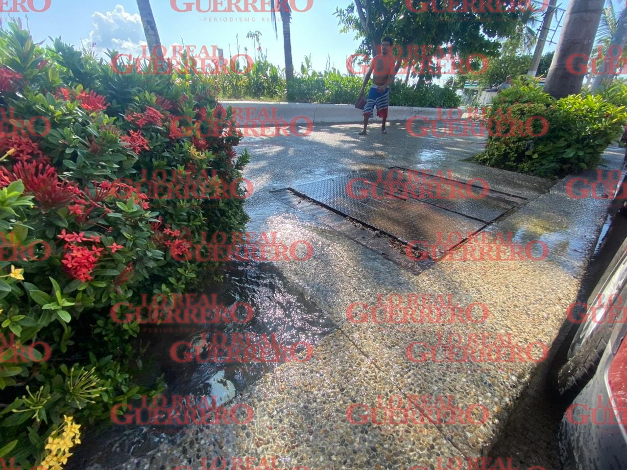 Miles de litros de agua se desperdician en fuga en malecón de Acapulco  *Ciudadanos aseguran que la fuga esta por cumplir medio año sin reparación, por lo que el agua se desperdicia día y noche.