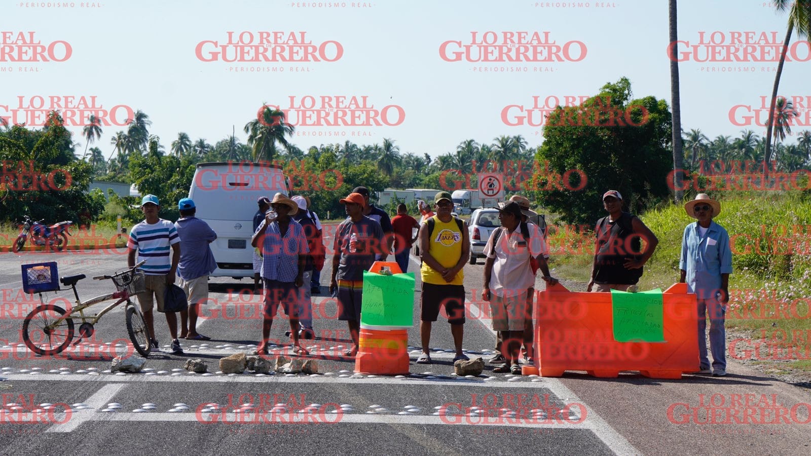 Bloquean para exigir apoyos para damnificados de “Otis” y “John”  *Los inconformes tomaron la carretera Acapulco-Pinotepa Nacional y la autopista Viaducto Diamante.