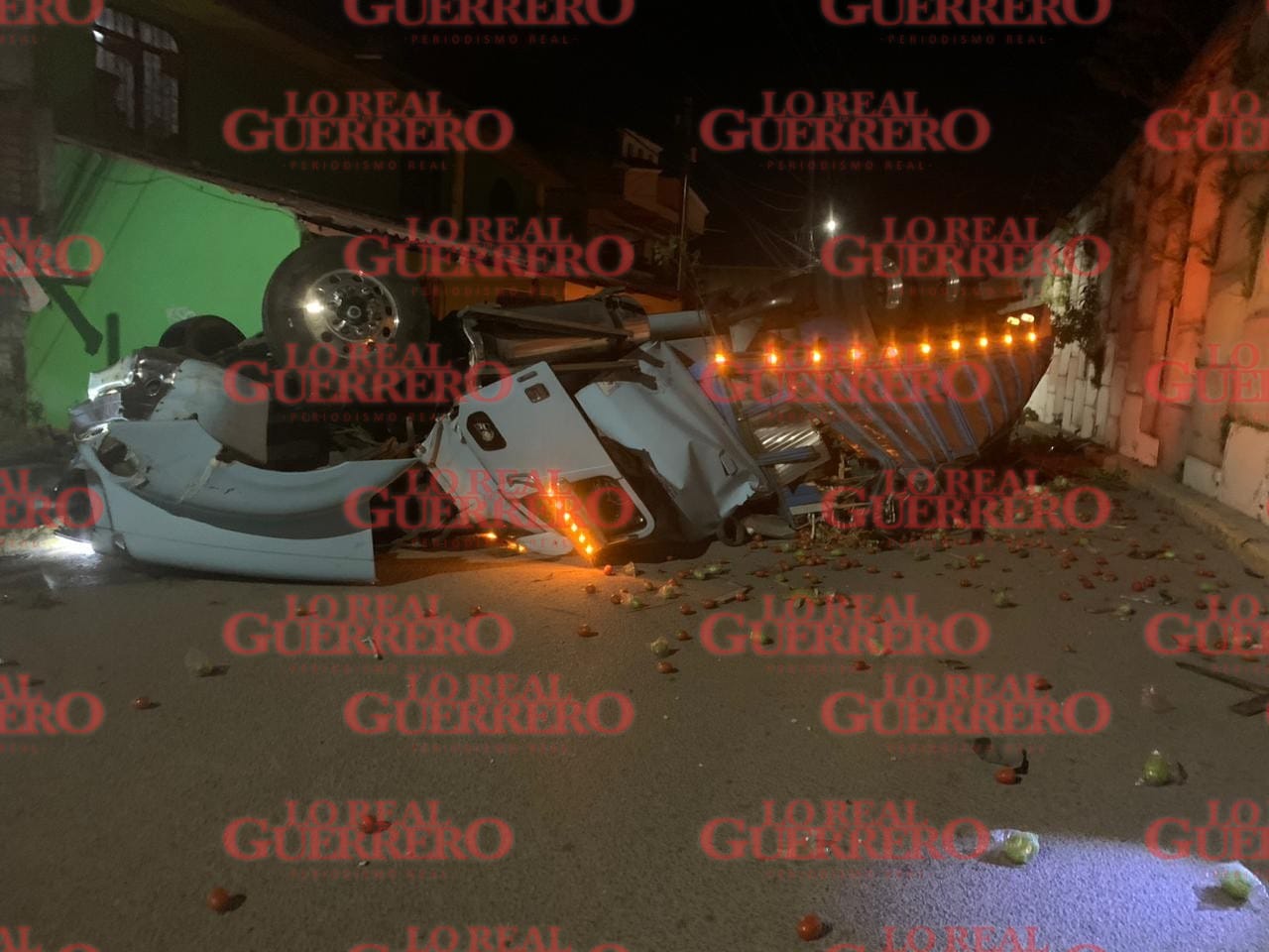 Vuelca torton cargado de frutas y verduras en Zumpango del Río; muere el chófer  *** El aparatoso percance habría sido provocado por una vaca, la cual quedó muerta sobre la vía federal  Leopoldo Calderón