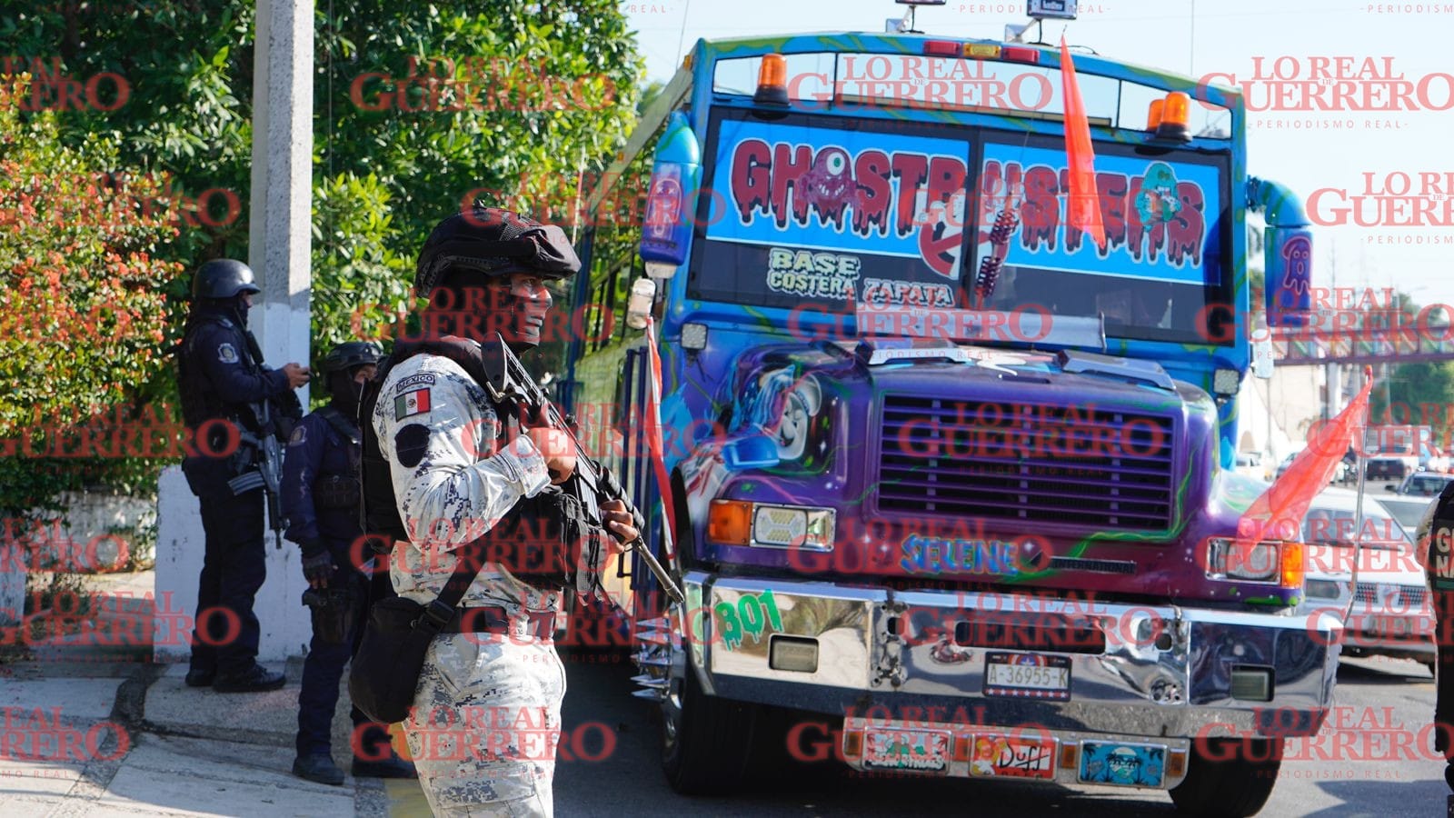Atacan a chofer de camión en la Garita de Acapulco  *La víctima fue trasladada por paramédicos para que recibiera la atención debida en un hospital.
