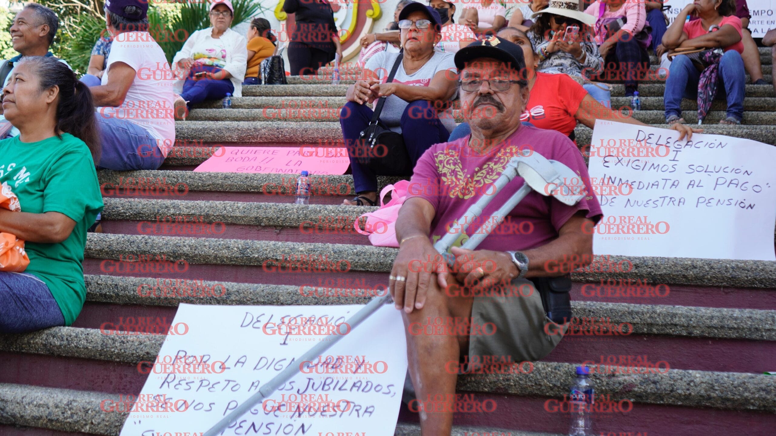 Protestan jubilados y pensionados para exigir su mensualidad  *Cerraron las oficinas de finanzas en Acapulco y bloquearon la costera Miguel Alemán por la falta de respuesta de la autoridad estatal.