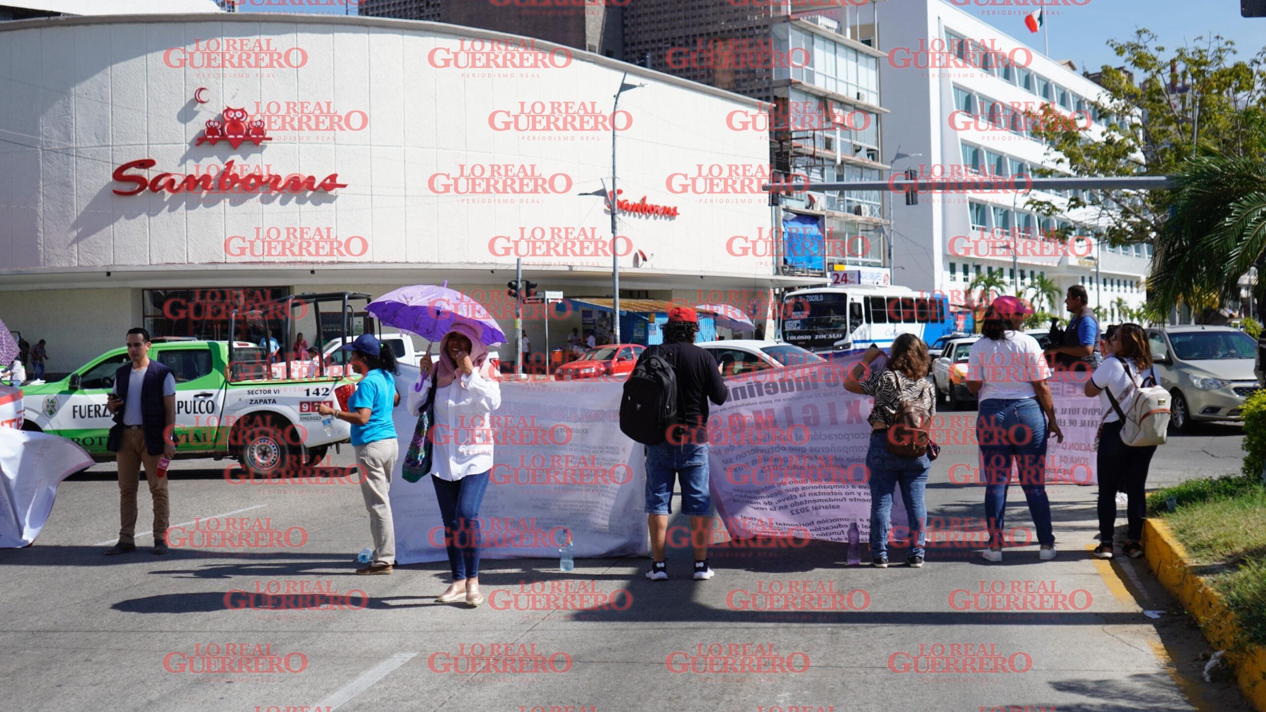 Bloquean docentes de educación especial en Acapulco  *Exigen la renuncia de Marcial Rodríguez Saldaña, titular de la SEG, por considerar que no logra solucionar su conflicto.