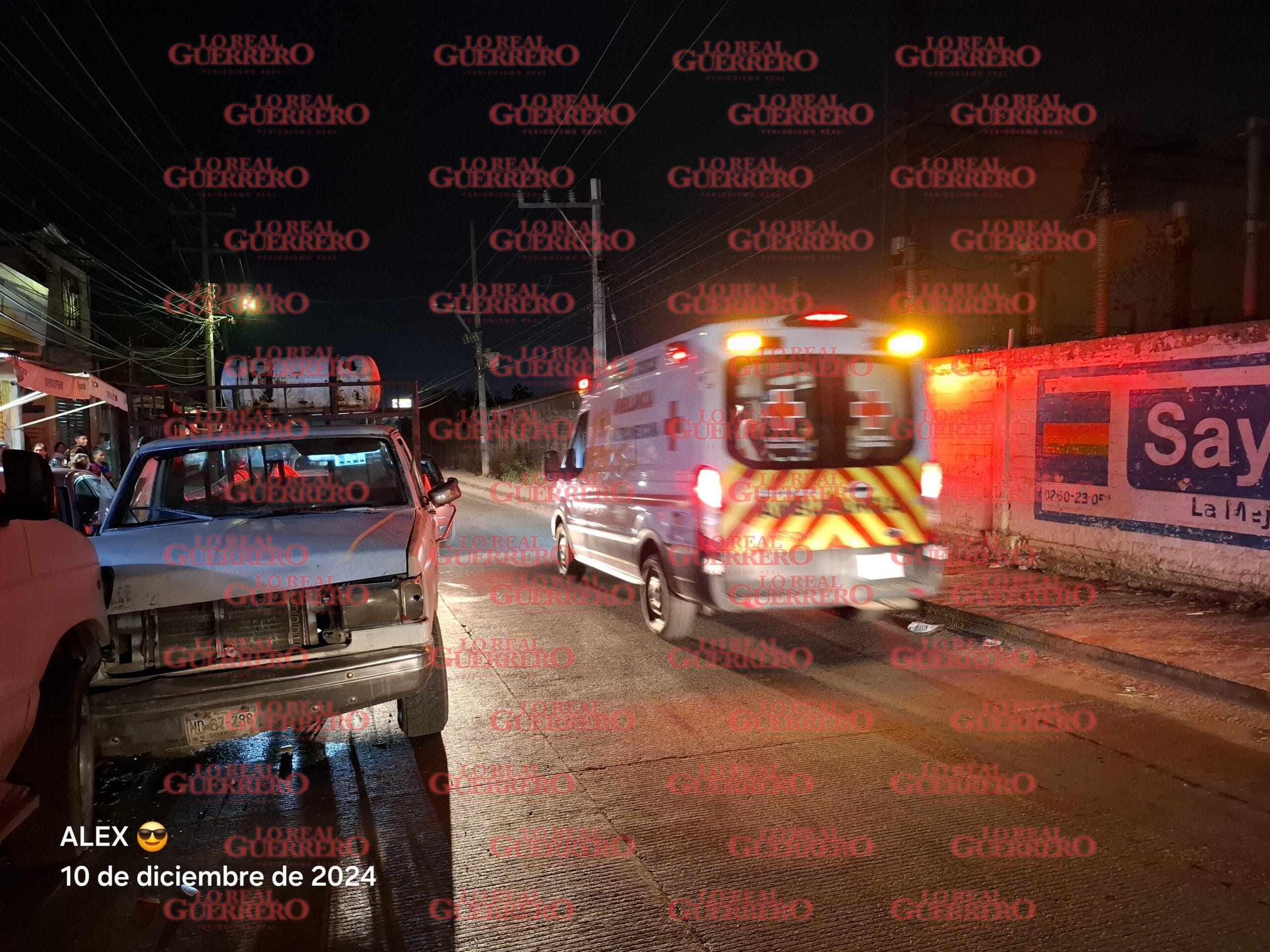 Atropellan a motociclistas en la zona conurbada de Acapulco  *En la moto viajaban dos menores de edad aparte del conductor de la unidad, quienes resultaron lesionados.