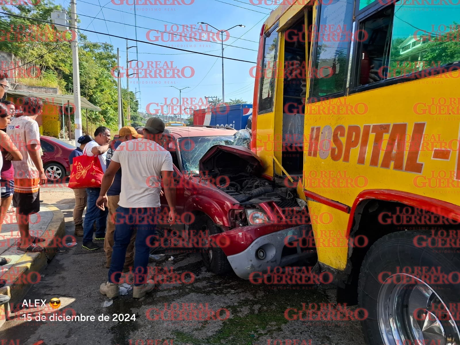 Queda prensada conductora de camioneta en Ruiz Cortines  *Presuntamente viajaba a exceso de velocidad y se impactó contra un camión.