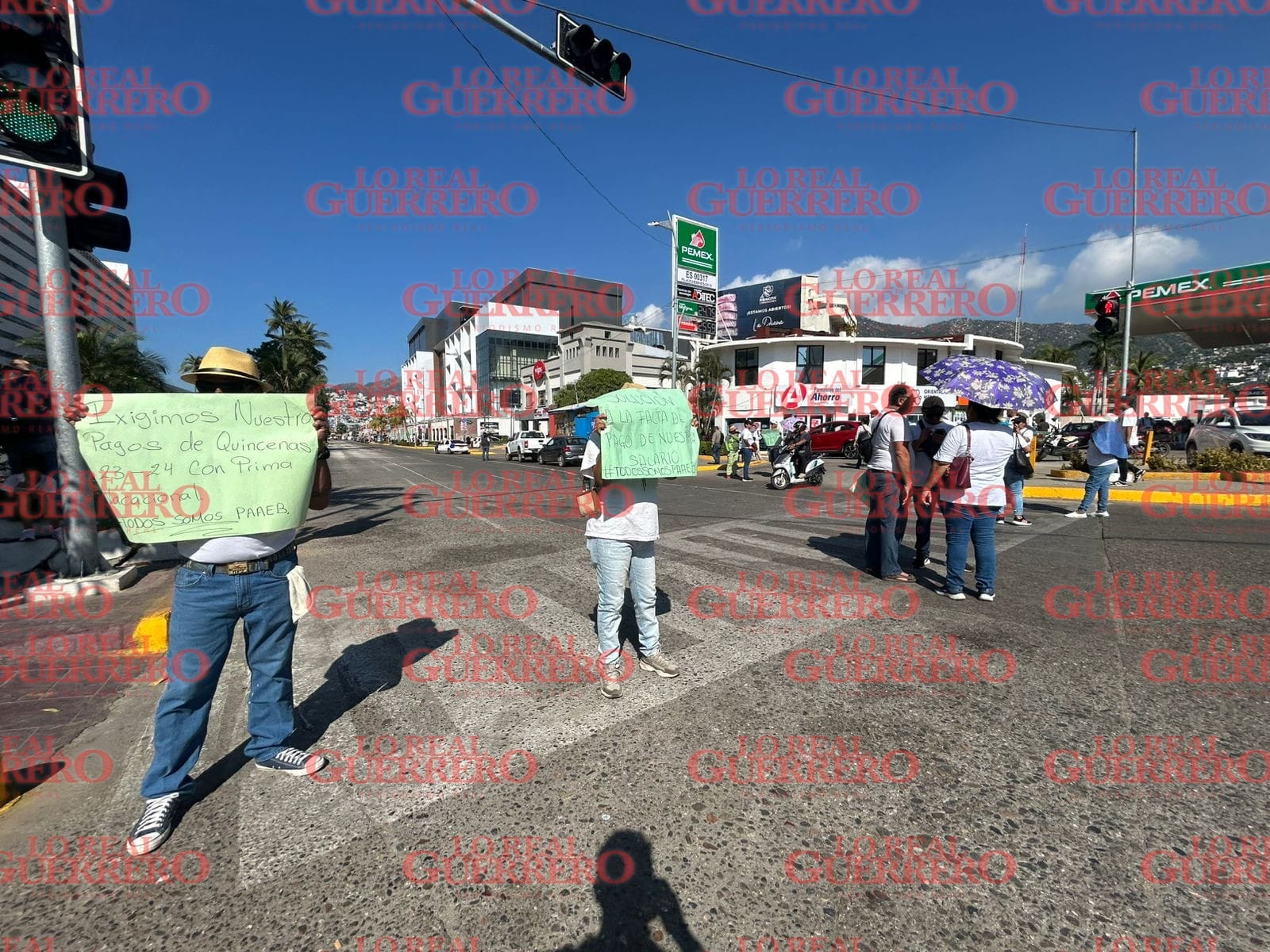 Bloquean zona hotelera de Acapulco para exigir pago  *Son personal de apoyo a la educación quienes no han recibido sus quincenas y un bono decembrino, denuncian.