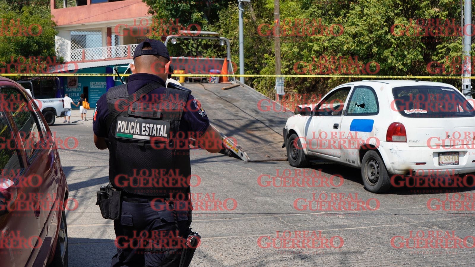 Abandonan taxi con vidrio roto y manchas de sangre  *El coche estaba chocado en la parte frontal y fue retirado por una grúa después de realizarse diligencias de campo.