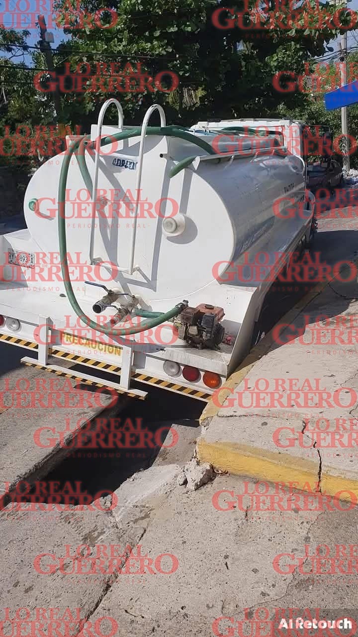 Cae pipa de agua en socavón  *Vecinos de la zona aseguran que la calle donde cayó la pipa está socavada desde hace más de dos meses sin que el gobierno municipal acuda a reparar.