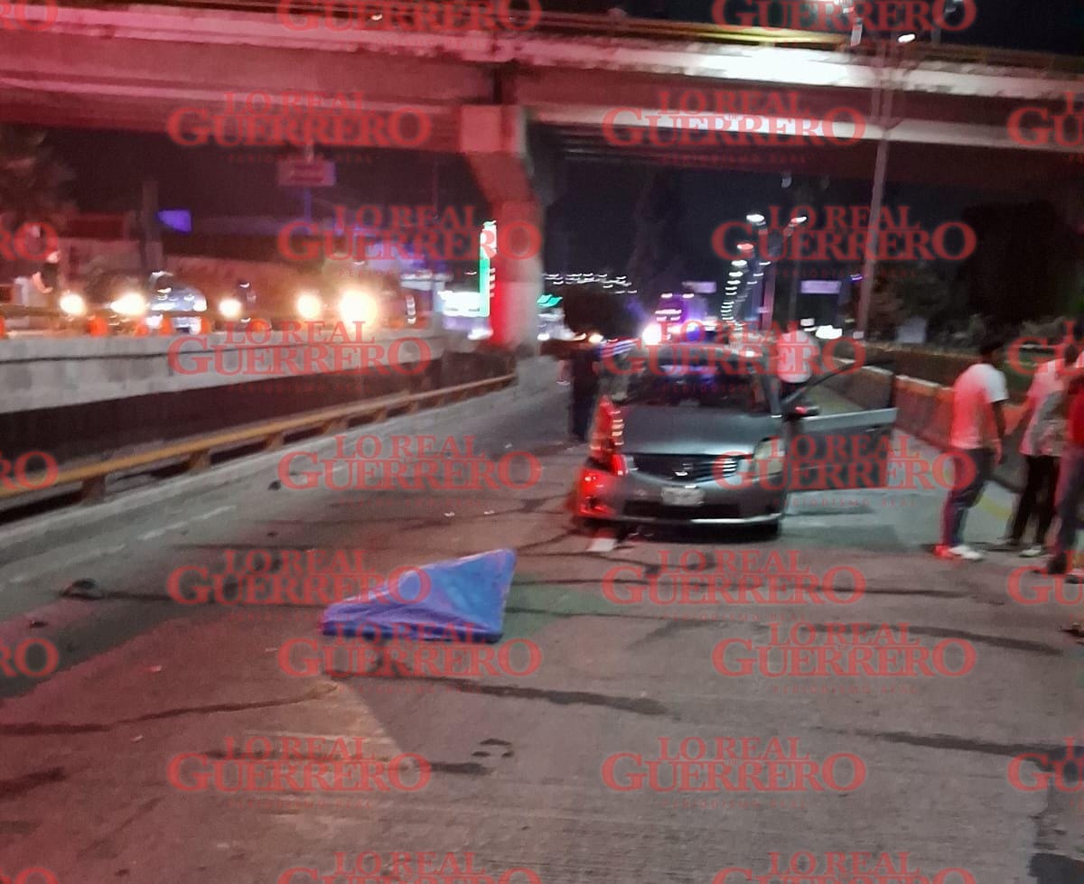 Muere motociclista tras caer de un puente elevado, en Chilpancingo  *** Un automovilista a exceso de velocidad impactó una patrulla de tránsito municipal que realizaba el abanderamiento en la zona  Leopoldo Calderón